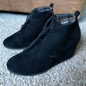 Women’s Black faux suede wedge bootie 9